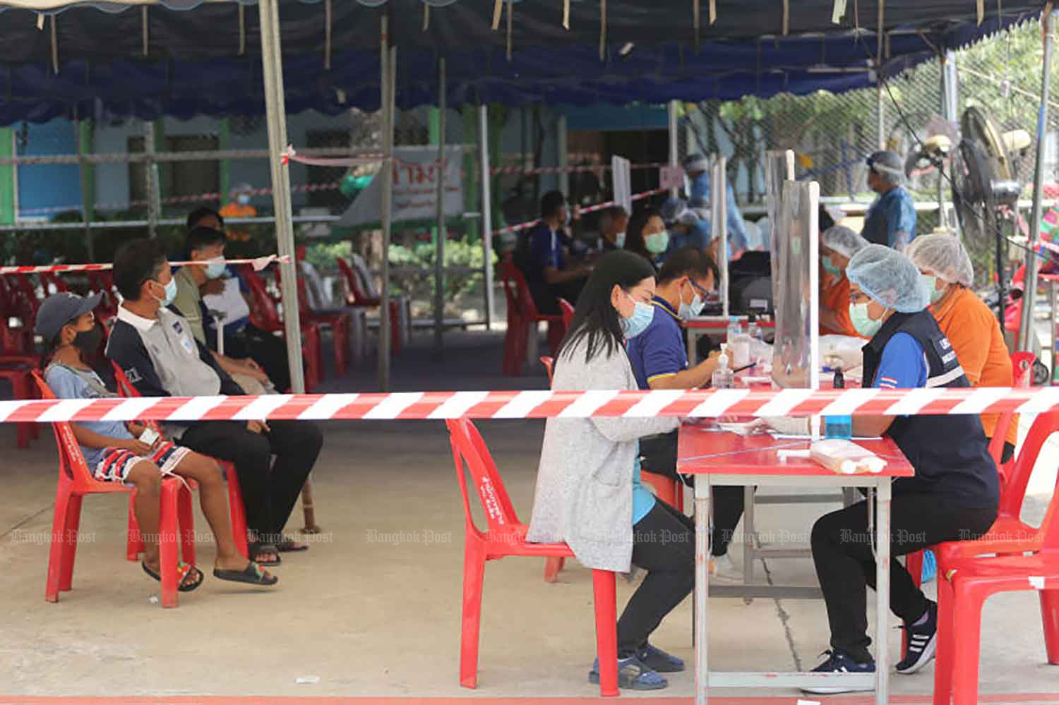 Covid outbreak at another Bangkok market