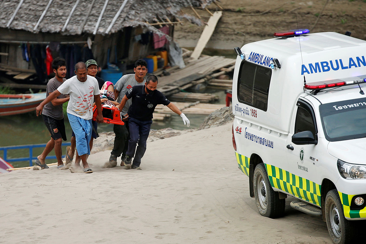 Rescue workers and soldiers carry a wounded person who fled the violence in Myanmar and sought medical treatment in Mae Hong Son on Tuesday. (Photo: Reuters)