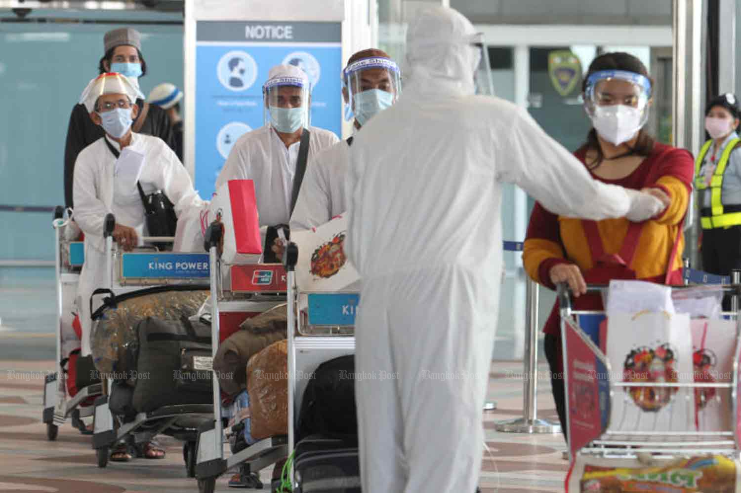 Travellers arrive at Suvarnabhumi Airport in Samut Prakan province and will be quarantined right away. Quarantine has been shortened for most arrivals from April 1 (File photo) Travellers arrive at Suvarnabhumi Airport in Samut Prakan province and will be quarantined right away. Quarantine has been shortened for most arrivals from April 1 (File photo)