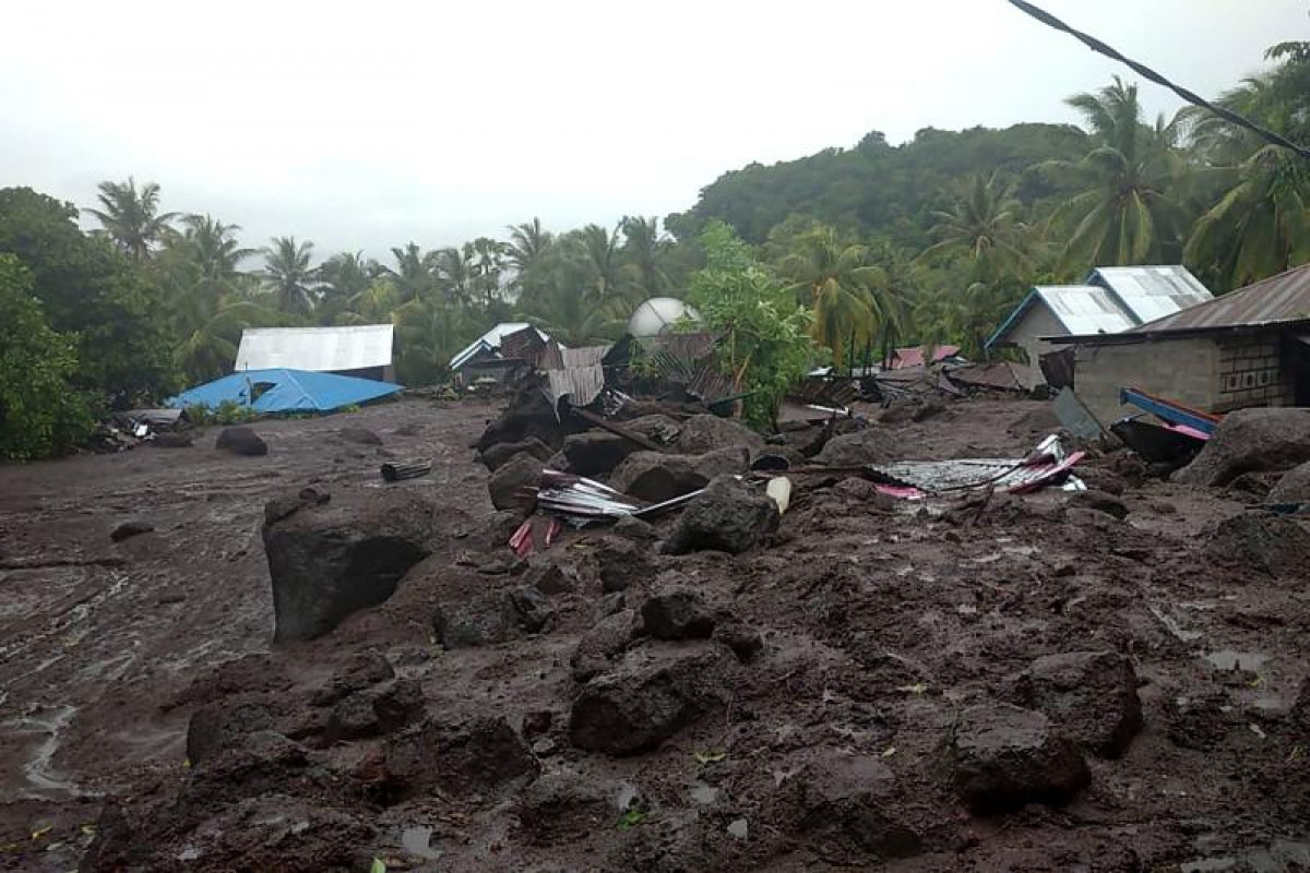 Bangkok Post - Indonesia flash floods, landslides kill at least 44