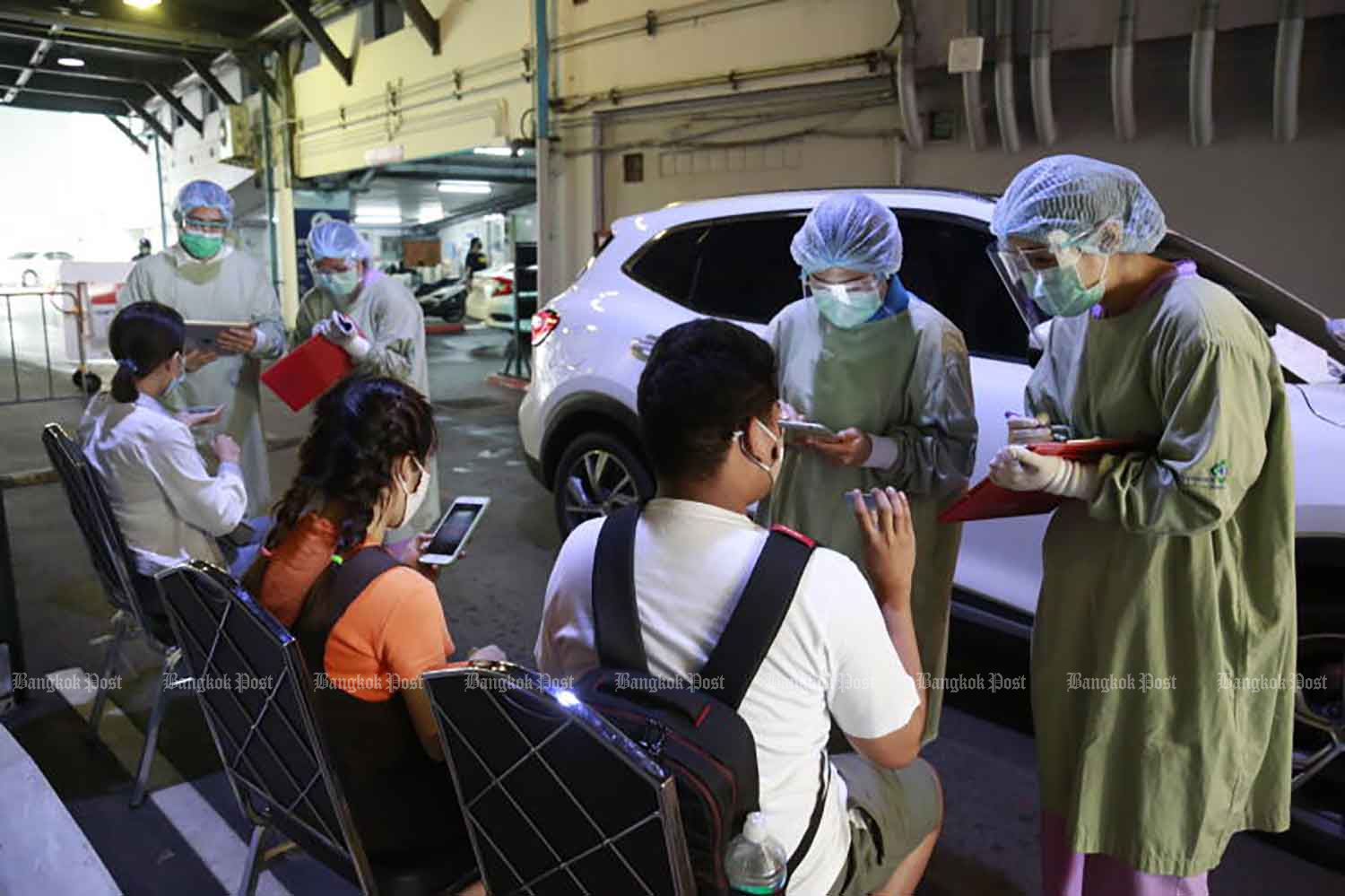 Waiting to give samples at a drive-through Covid-19 testing unit at Vibhavadi Hospital in Bangkok on Tuesday. (Photo: Arnun Chonmahatrakool)