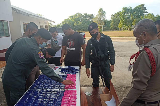 Border Patrol police on Sunday show methamphetamine pills seized in Tha Uthen district in Nakhon Phanom on Saturday night. (Photo by Pattanapong Sripiachai) Border Patrol police on Sunday show methamphetamine pills seized in Tha Uthen district in Nakhon Phanom on Saturday night. (Photo by Pattanapong Sripiachai)