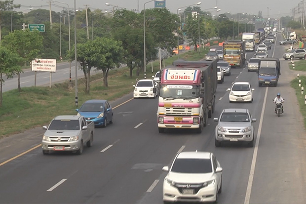 Vehicles ply Mittaphap Highway in Nakhon Ratchasima as revellers return home to celebrate the Songkran holiday. (Photo by Prasit Tangprasert)