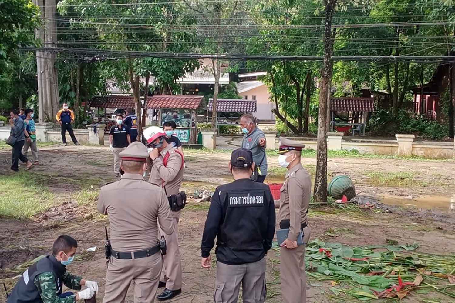 Officials inspect the death scene in front of the Jungle House Khaoyai resort near Thanarat Road in Pak Chong district, Nakhon Ratchasima, on Thursday. (Photo: Prasit Tangprasert)