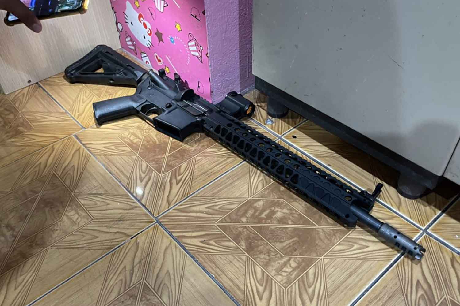 The CMMG Mk4 3GR rifle Thammarat Kaewkomonman was cleaning when he accidentally shot himself at his home in Samut Prakan's Muang district on Tuesday night. (Photo: Sutthiwit Chayutworakan)