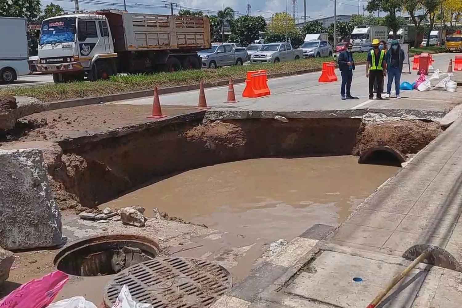 Sinkhole on Mittraphap highway under repair