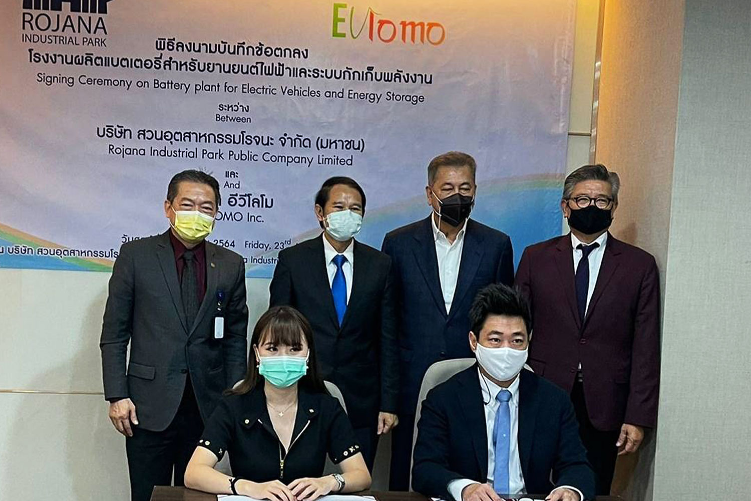 Nicole Wu, chief executive at Evlomo, seated left, and Chai Vinichbutr, vice-president of Rojana Industrial Park, seated right, at the signing ceremony.