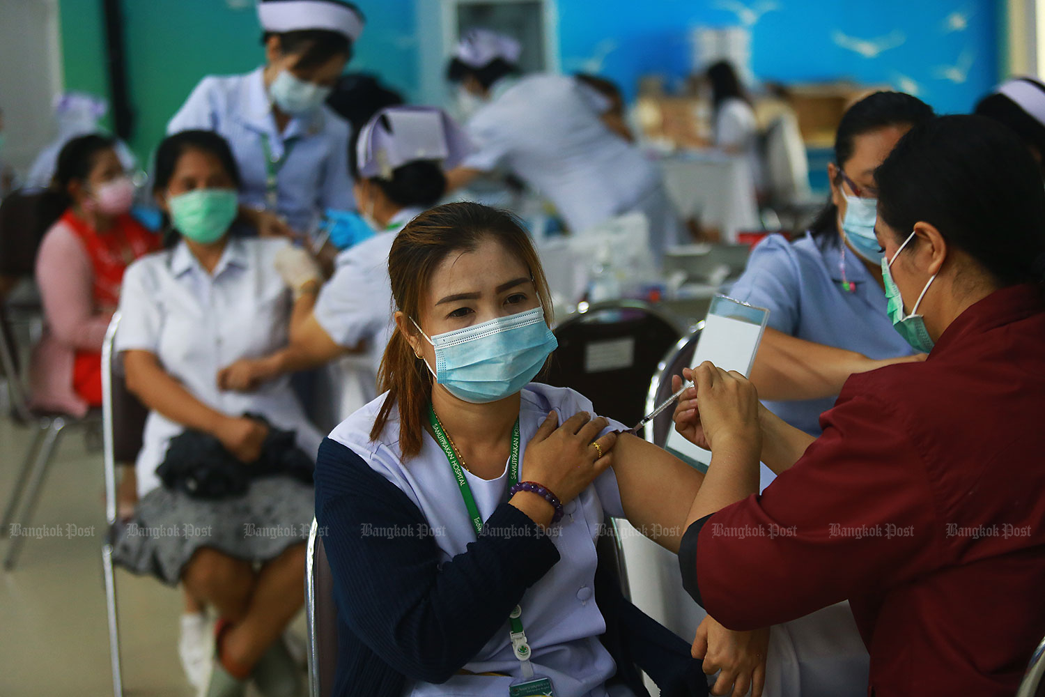 Shot of relief: Medical staff at Samut Prakan Hospital in Muang district yesterday receive their second shot of the Covid-19 vaccine. More than 800 medical staff, state officials and media personnel who registered with the hospital received the second doses at the hospital. (Photo by Somchai Poomlard) Shot of relief: Medical staff at Samut Prakan Hospital in Muang district yesterday receive their second shot of the Covid-19 vaccine. More than 800 medical staff, state officials and media personnel who registered with the hospital received the second doses at the hospital. (Photo by Somchai Poomlard)