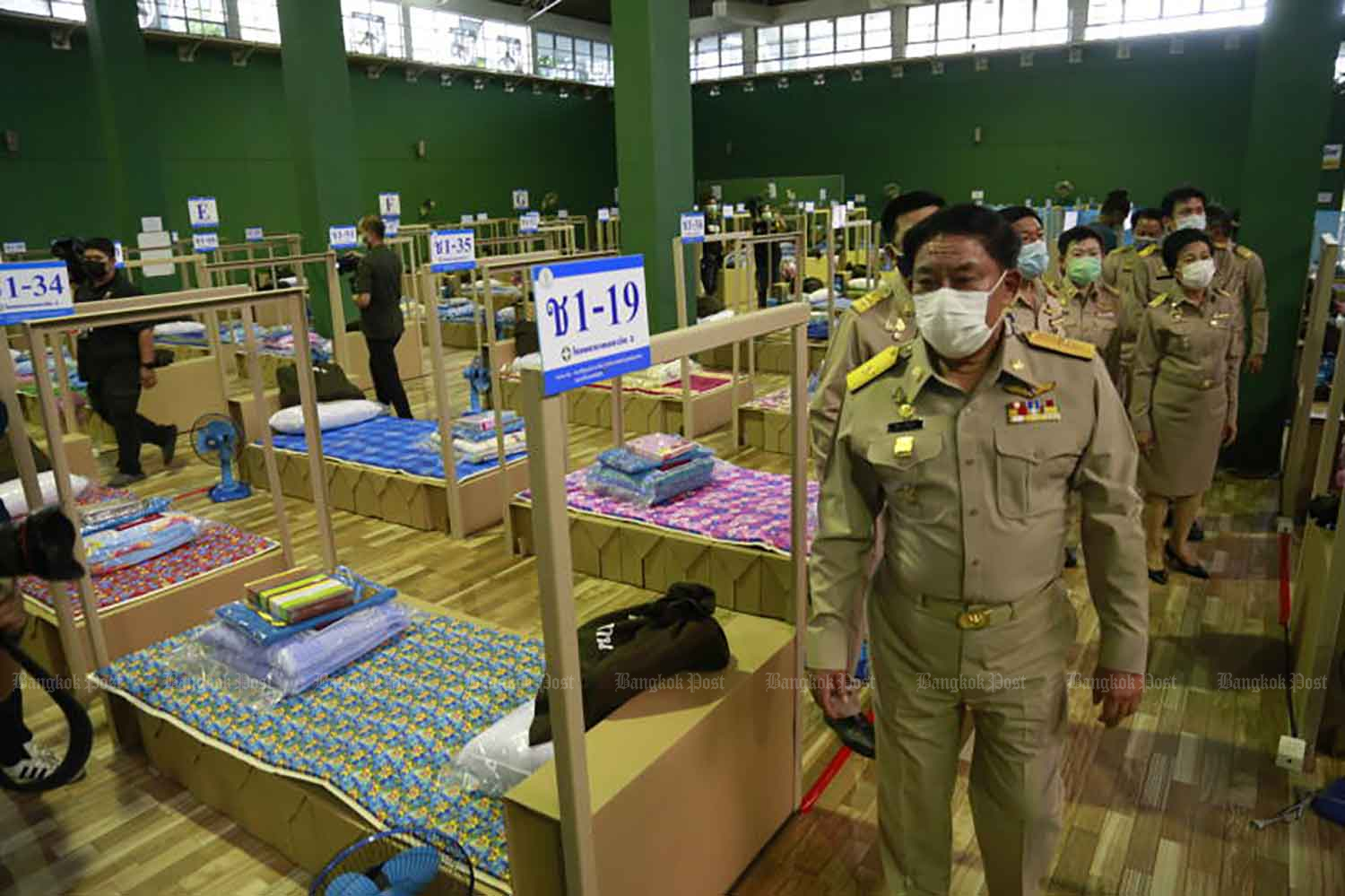 Bangkok governor Aswin Kwanmuang inspects a new field hospital in Thung Khru district on Monday. (Photo by Arnun Chonmahatrakool)