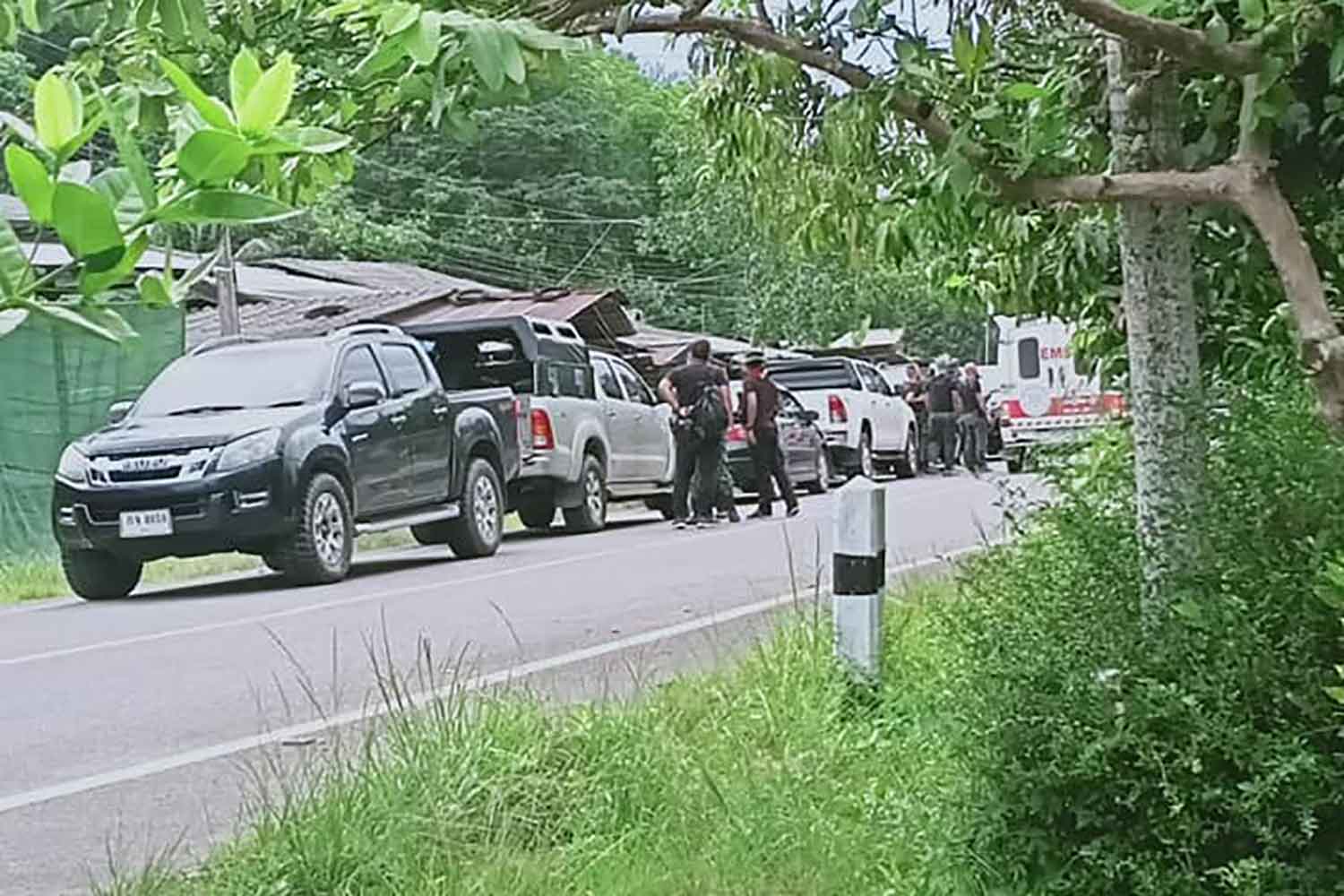 Members of the combined government force deployed to two villages in tambon Sa-e in Yala's Krong Pinang district, on Tuesday afternoon. One ranger and two insurgents were killed in the subsequent clash. (Photo: Abdullah Benjakat)