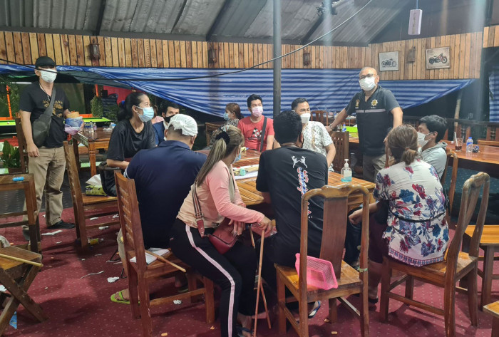 Bangkok Post - Gambling diners arrested in restaurant