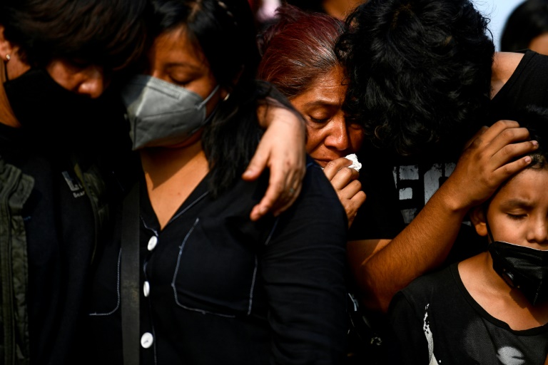 Relatives mourn Juan Luis Diaz, one of the 25 victims of Mexico City's metro disaster. Relatives mourn Juan Luis Diaz, one of the 25 victims of Mexico City's metro disaster.