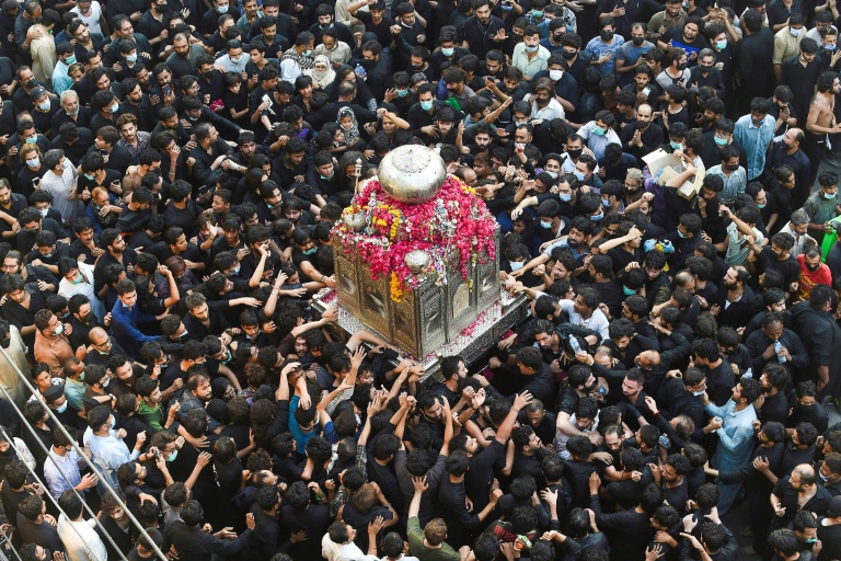 Mosques full despite Pakistan's Covid third wave Mosques full despite Pakistan's Covid third wave