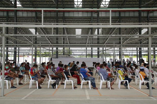 Residents of Ban Khing community in Bangkok's Bang Khae district wait their turn to be vaccinated against Covid-19 on Sunday. (Photo by Arnun Chonmahatrakool)