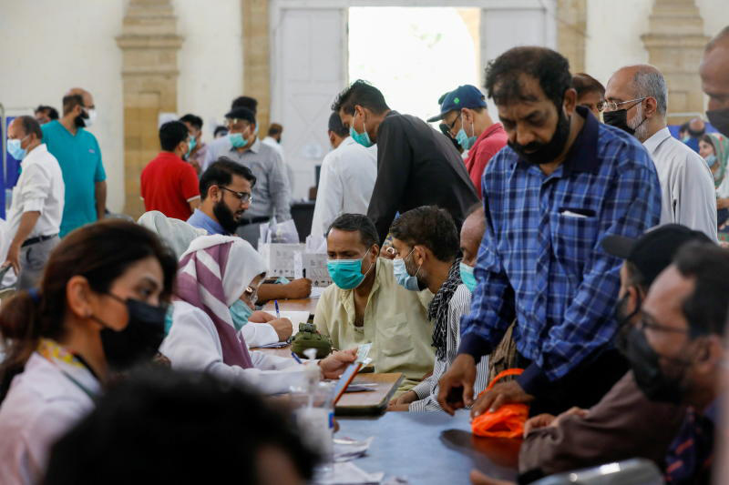 People gather to receive their coronavirus vaccine doses at a vaccination centre in Karachi, Pakistan, on April 28. (Reuters photo)