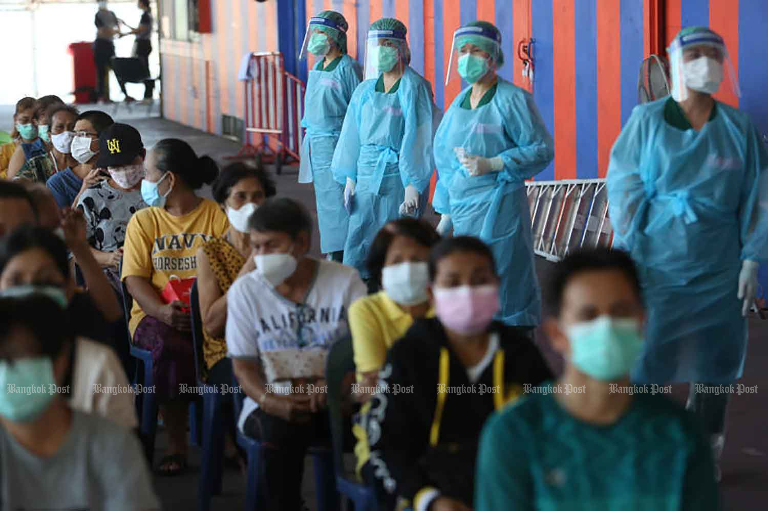 Waiting for Covid-19 vaccination in Bangkok’s Klong Toey district on Monday. (Photo: Wichan Charoenkiatpakul)