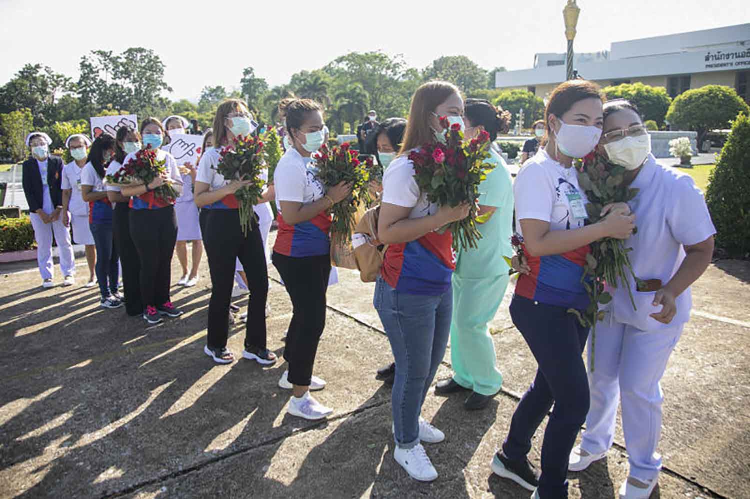Medical personnel of Songklanagarind Hospital in Songkhla province receive moral support as they leave for a field hospital for severely ill Covid-19 patients in Nonthaburi province on Thursday. (Photo courtesy of Songklanagarind Hospital) Medical personnel of Songklanagarind Hospital in Songkhla province receive moral support as they leave for a field hospital for severely ill Covid-19 patients in Nonthaburi province on Thursday. (Photo courtesy of Songklanagarind Hospital)