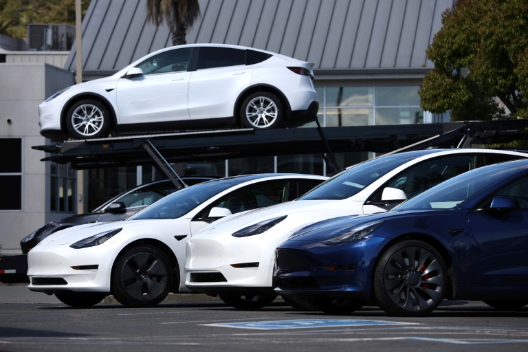 US auto sales increased modestly in April, but car manufacturing slowed. US auto sales increased modestly in April, but car manufacturing slowed.