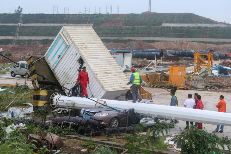 A tornado packing winds of more than 260 kph (160 mph) hit Wuhan, leaving eight dead and hundreds injured A tornado packing winds of more than 260 kph (160 mph) hit Wuhan, leaving eight dead and hundreds injured