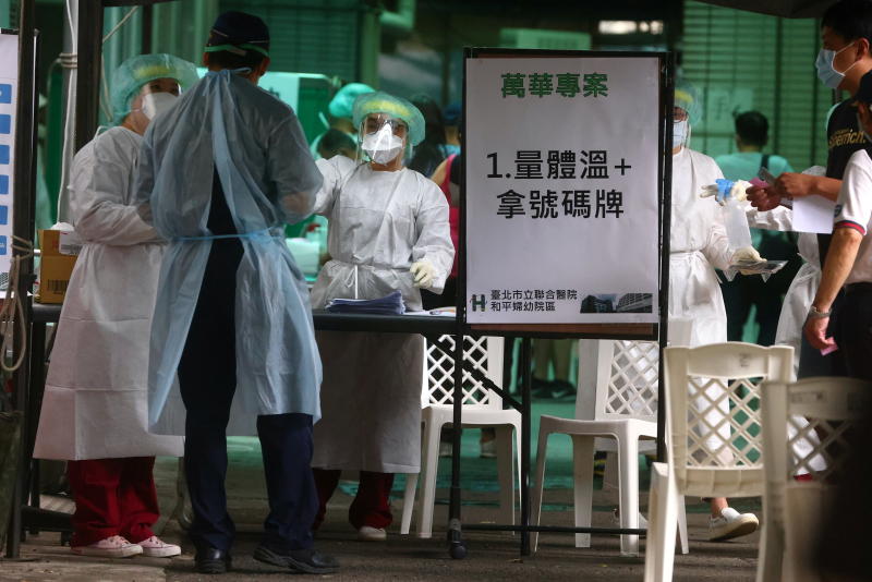 A healthcare frontline worker prepares people to get their rapid test following a surge of coronavirus disease infections in Taipei, Taiwan on Monday. (Reuters photo) A healthcare frontline worker prepares people to get their rapid test following a surge of coronavirus disease infections in Taipei, Taiwan on Monday. (Reuters photo)