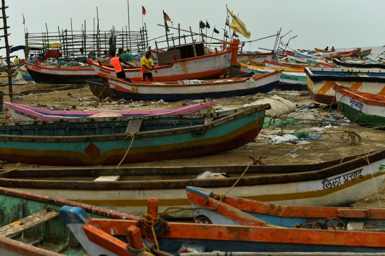 6 dead as powerful cyclone heads for India