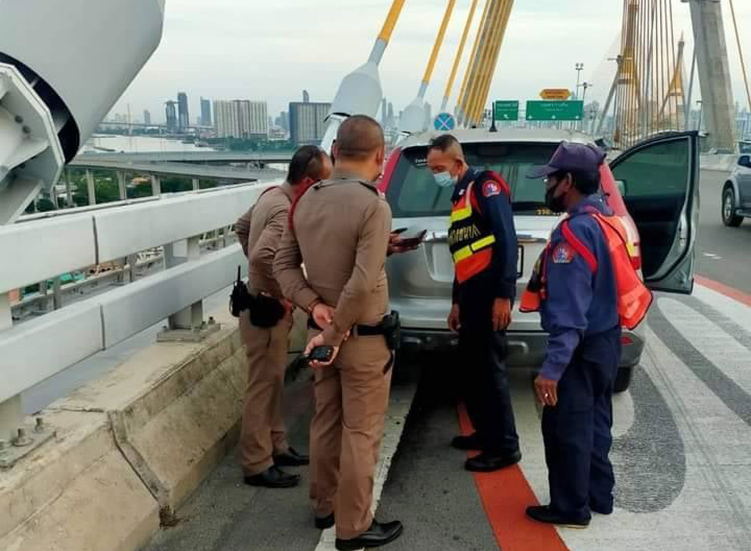 Bangkok Post - Man rescued after jumping off bridge