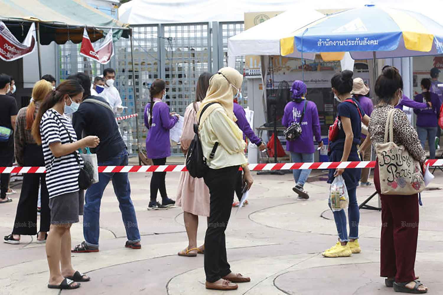 Workers who are Social Security Fund members wait for Covid-19 tests in Din Daeng district, Bangkok, on May 8. (Photo: Apichit Jinakul)