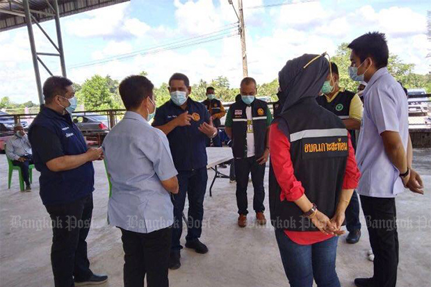 Officials explain the situation in tambon Koh Sathon of Narathiwat's Tak Bai district on Thursday. The entire tambon is under lockdown. (Photo by Waedao Harai)