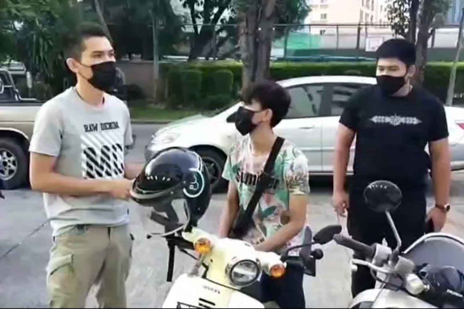 A man identified as Mr Noppadol, centre, was arrested by commando police in Soi Preedi Panomyong 42 off Sukhumvit 72 road on Tuesday. (Photo supplied) A man identified as Mr Noppadol, centre, was arrested by commando police in Soi Preedi Panomyong 42 off Sukhumvit 72 road on Tuesday. (Photo supplied)