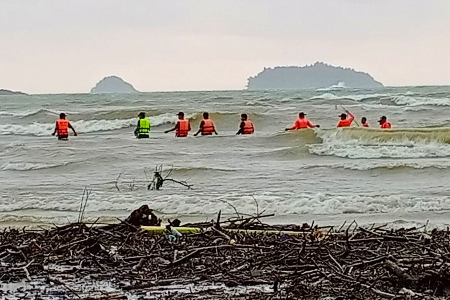 Searchers rescue one of the two men on a speedboat that capsized in rough seas off Koh Chang in Trat on Thursday morning. (Photo: Jakkrit Waewkraihong) Searchers rescue one of the two men on a speedboat that capsized in rough seas off Koh Chang in Trat on Thursday morning. (Photo: Jakkrit Waewkraihong)