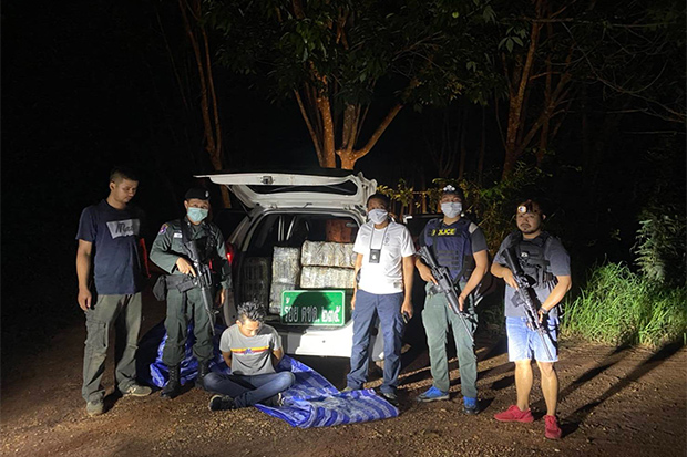 Pranchaiwut Sae Chua (seated) was one of two suspects arrested by border patrol police in That Phanom district of Nakhon Phanom on Saturday, with 400 kilogrammes of dried marijuana in his pickup truck. (Photo by Pattanapong Sripiachai) Pranchaiwut Sae Chua (seated) was one of two suspects arrested by border patrol police in That Phanom district of Nakhon Phanom on Saturday, with 400 kilogrammes of dried marijuana in his pickup truck. (Photo by Pattanapong Sripiachai)