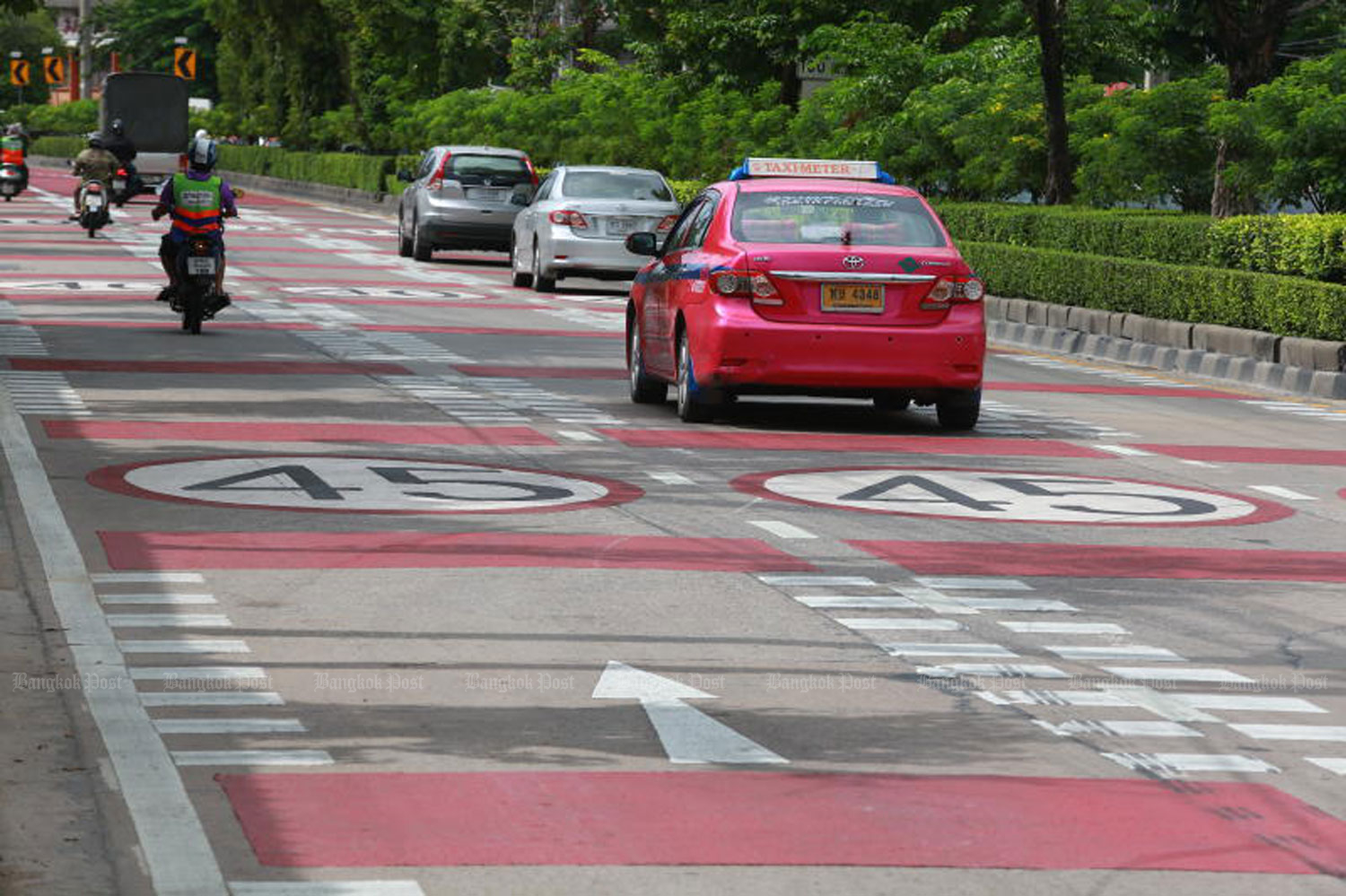 Markings showing a 45km/h speed limit are seen on the outbound lanes of Ratburana Road near Soi Ratburana 5 in Bangkok’s Bang Kholaem district to warn motorists ahead of a bend which is a blind spot. (File photo: Somchai Poomlard) Markings showing a 45km/h speed limit are seen on the outbound lanes of Ratburana Road near Soi Ratburana 5 in Bangkok’s Bang Kholaem district to warn motorists ahead of a bend which is a blind spot. (File photo: Somchai Poomlard)