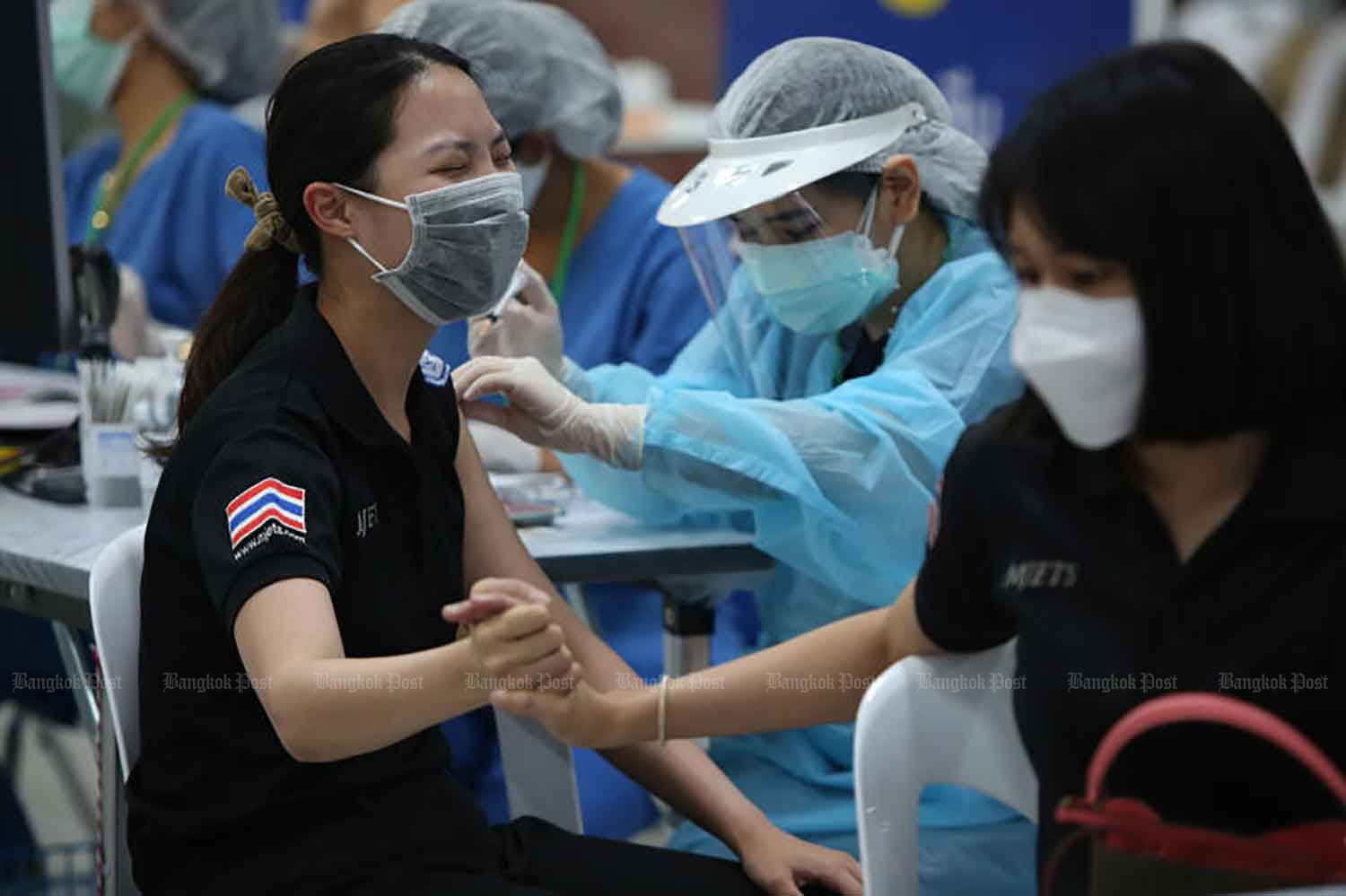 Covid-19 vaccine recipients react at the Bang Sue Grand Station in Bangkok on Tuesday. (Photo: Varuth Hirunyatheb)