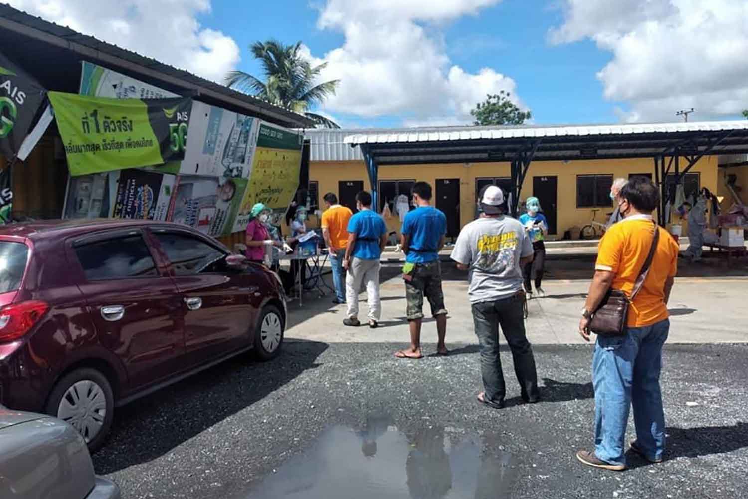 Workers line up for Covid-19 tests at an ice plant where many workers tested positive for Covid-19 in Bang Phli district, Samut Prakan, on Wednesday. (Photo: Sutthiwit Chayutworakan)