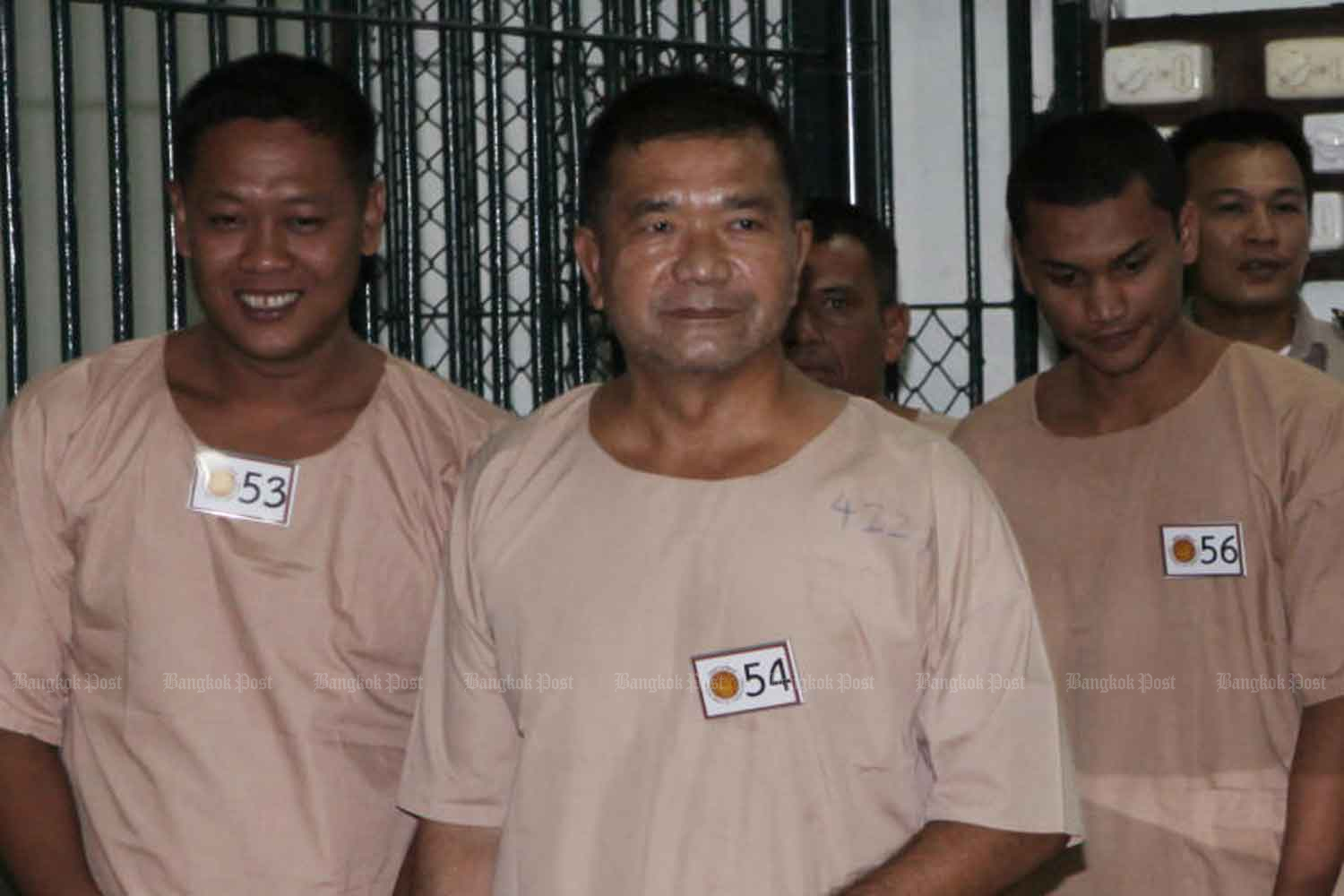 Lt Gen Manas Kongpan, centre, at the Criminal Court in Bangkok in December 2015. (Photo: Apichit Jinakul)