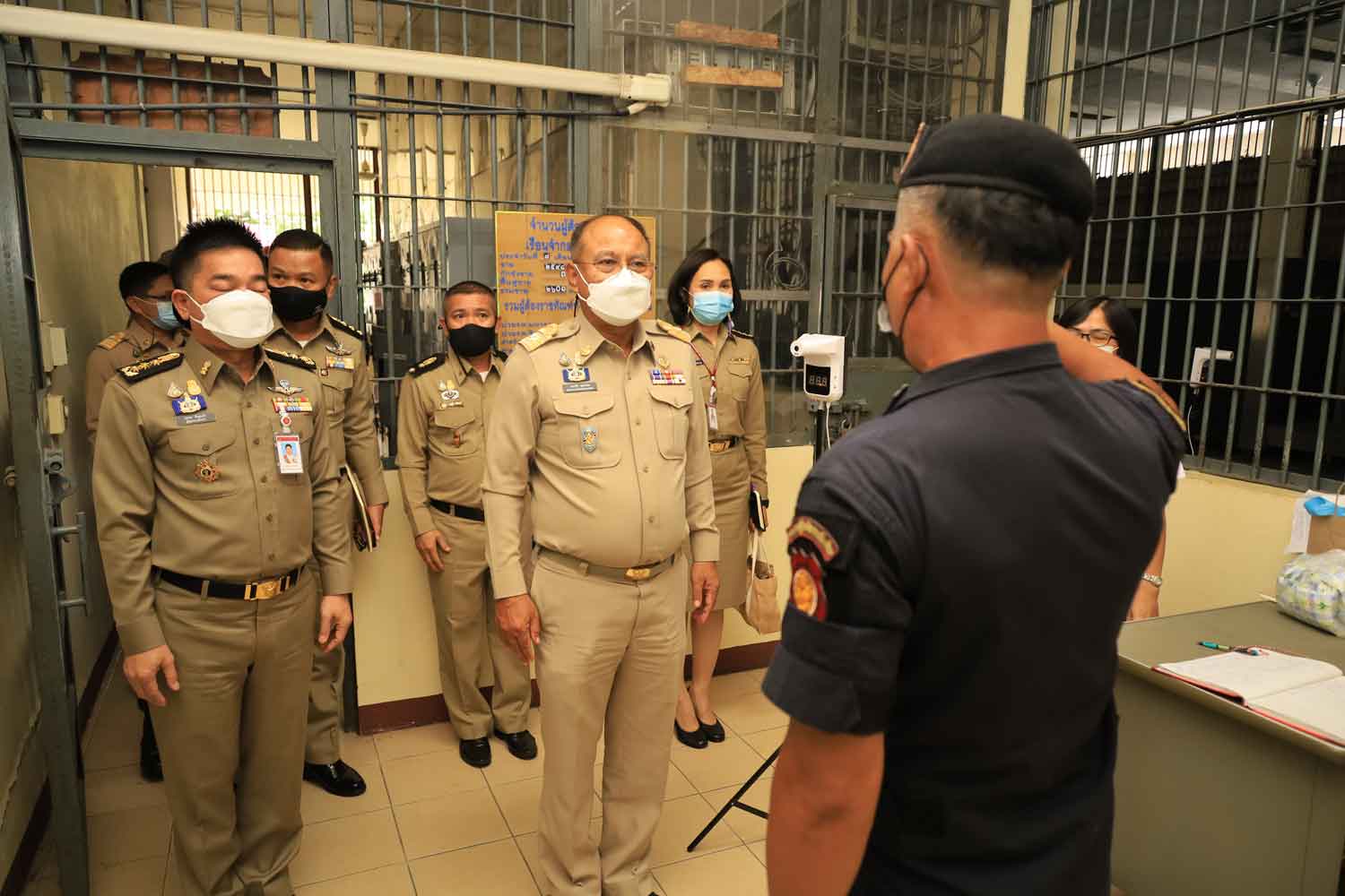 Nakhon Ratchasima governor Kobchai Boon-orana, centre, is greeted on arriving at Nakhon Ratchasima Central Prison on Tuesday morning. (Photo: Prasit Tangprasert)