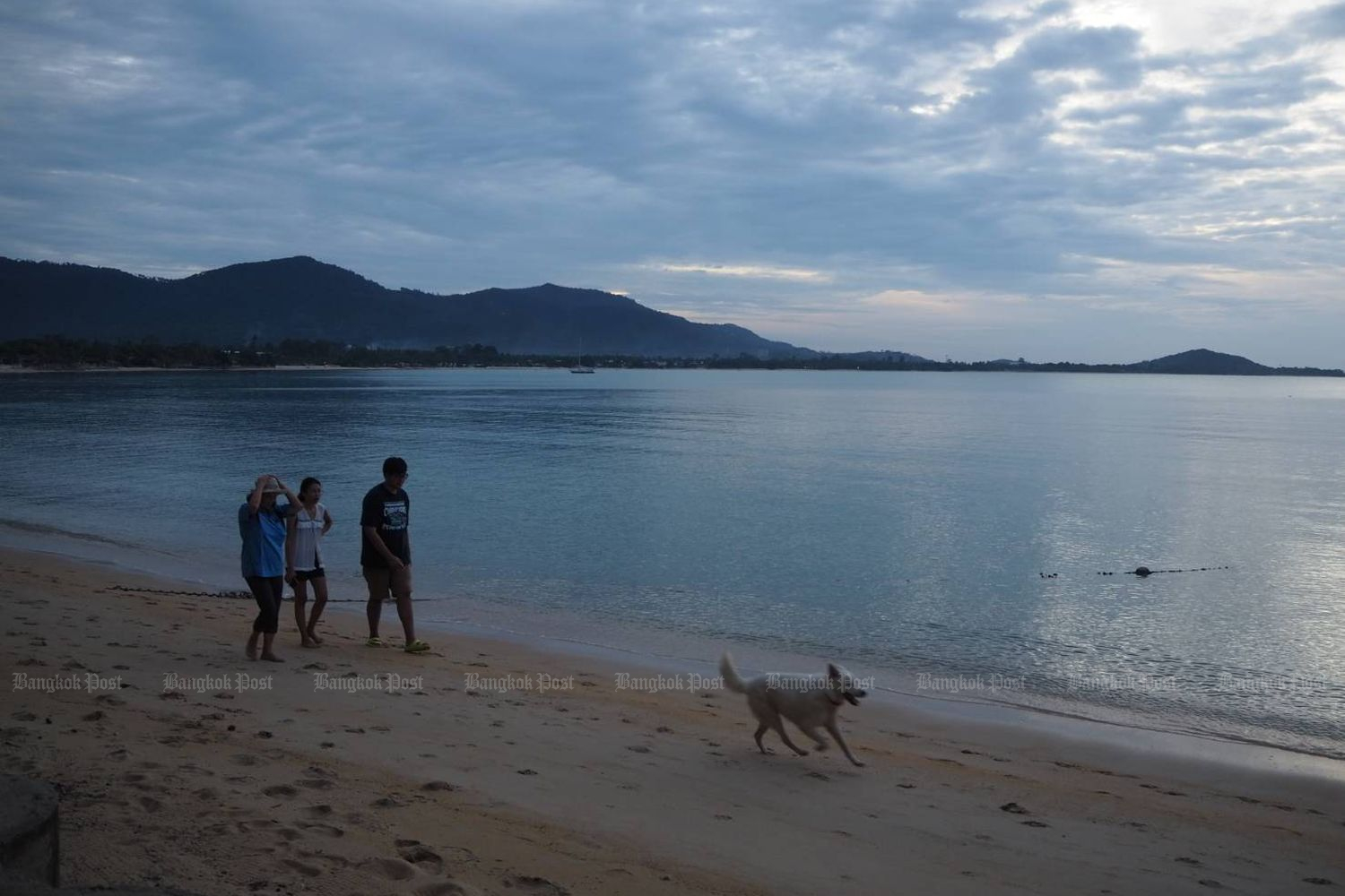 Tourists at Maenam Beach in Koh Samui, Surat Thani province, in September last year. (Bangkok Post file photo)