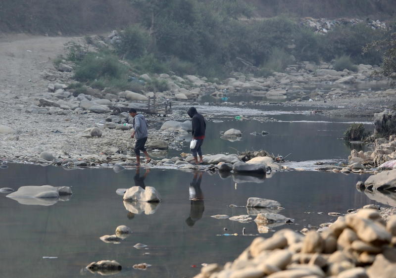 FILE PHOTO: People cross the Tiau river which marks the India-Myanmar border at Zokhawthar village in India's northeastern state of Mizoram, India, March 12, 2021. (Reuters) FILE PHOTO: People cross the Tiau river which marks the India-Myanmar border at Zokhawthar village in India's northeastern state of Mizoram, India, March 12, 2021. (Reuters)