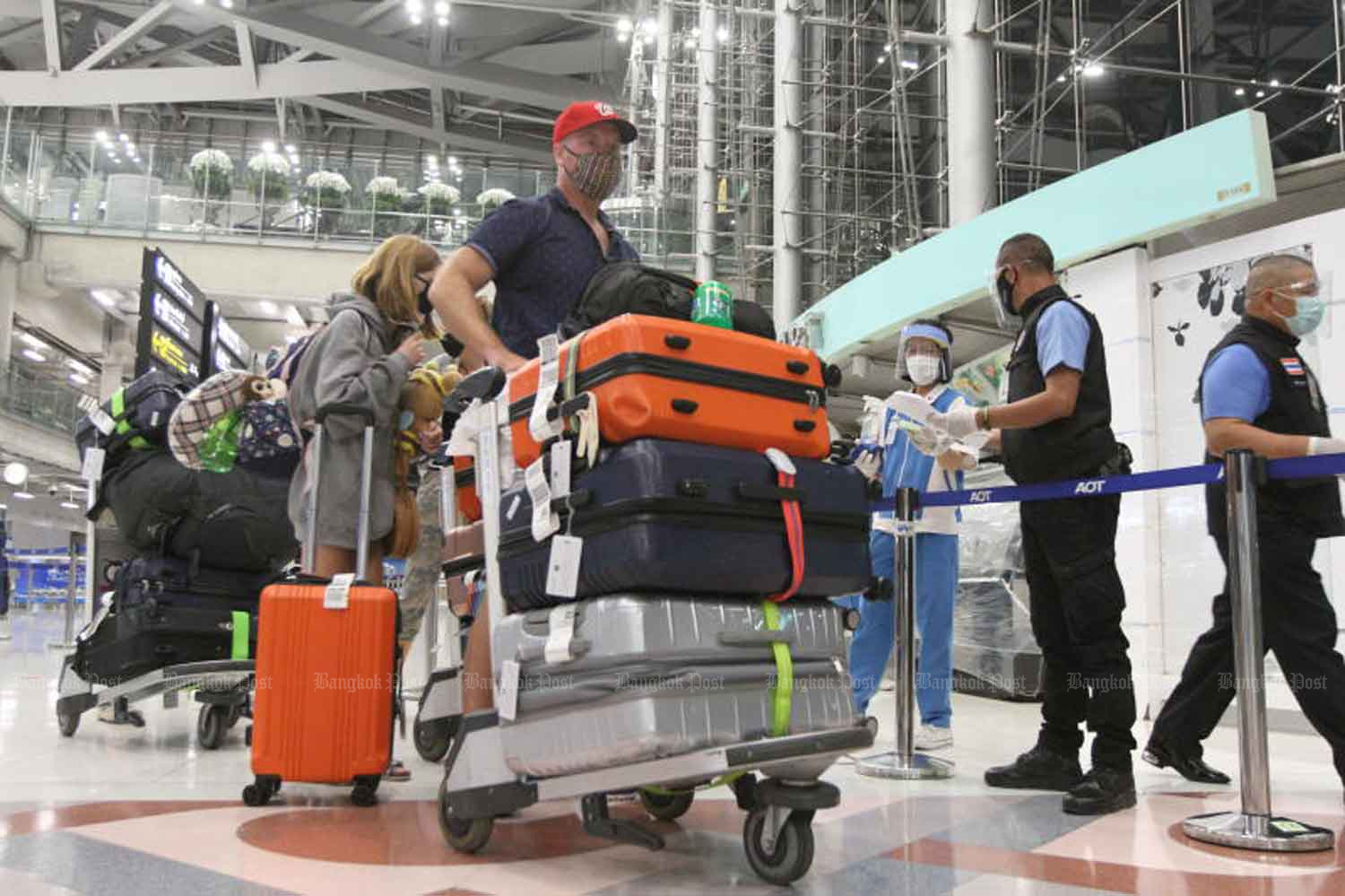 Passengers arrive at Suvarnabhumi airport from overseas, and head for quarantine. (file photo)