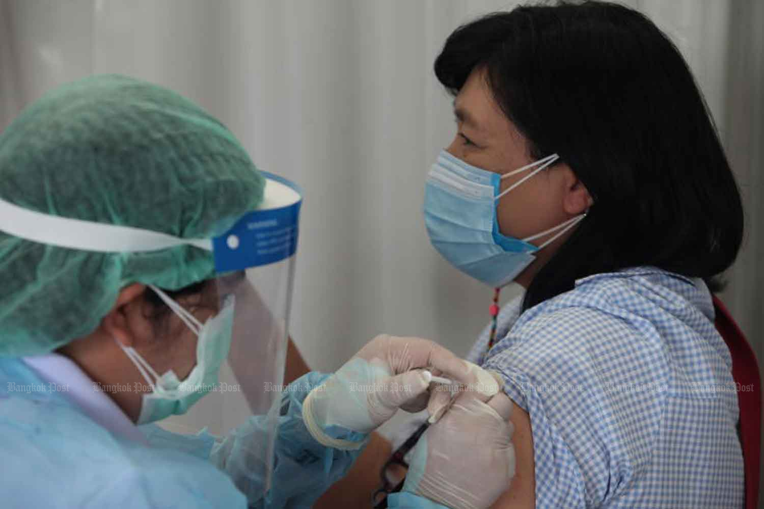 A woman gets a Covid-19 vaccine shot at a PTT petrol station on Rama II Road in Bangkok. She was among 223,315 Covid-19 vaccine recipients on Thursday. (Photo: Apichart Jinakul)