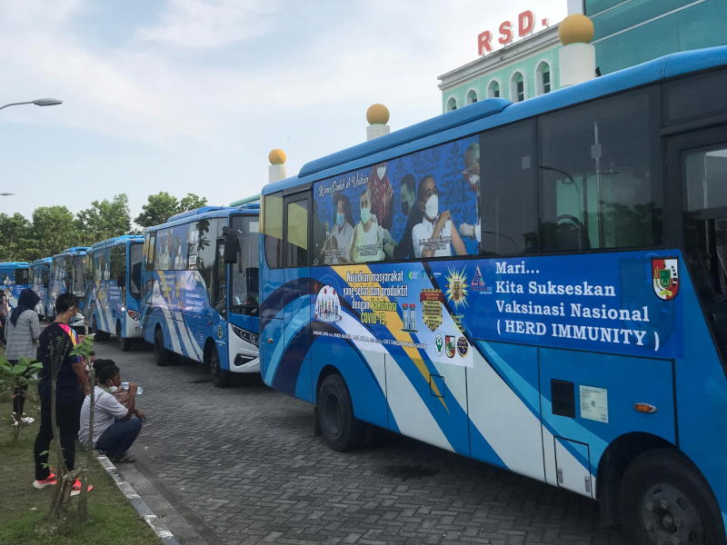 Public buses, used as a coronavirus disease (Covid-19) vaccination venue, are seen parked outside the Madani hospital in Pekanbaru, Riau province, Indonesia, June 8, 2021. (Reuters photo) Public buses, used as a coronavirus disease (Covid-19) vaccination venue, are seen parked outside the Madani hospital in Pekanbaru, Riau province, Indonesia, June 8, 2021. (Reuters photo)
