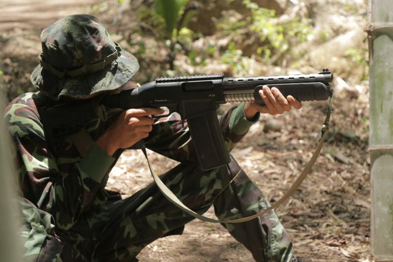 FILE PHOTO: An anti-coup activist aims a weapon while undergoing basic military training at a camp of the Karen National Union (KNU), an ethnic rebel group, in Karen state, in May 2021. (AFP) FILE PHOTO: An anti-coup activist aims a weapon while undergoing basic military training at a camp of the Karen National Union (KNU), an ethnic rebel group, in Karen state, in May 2021. (AFP)
