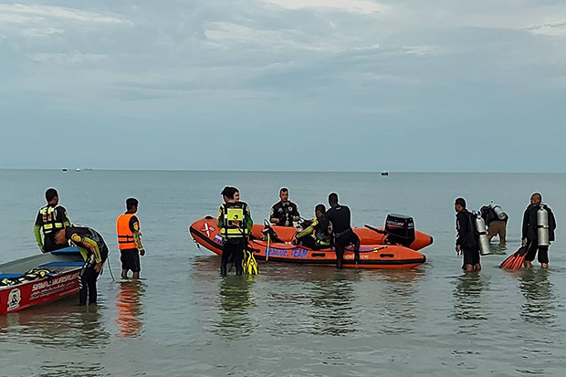 Divers and rescuers return to shore in Khanom district of Nakhon Si Thammarat on Monday after they found the body of missing fisherman Sang Tenphusa floating in the sea. (Photo: Nujaree Raekrun)