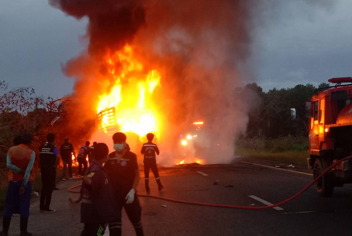 Bangkok Post - Three killed in three-lorry crash in Surat Thani