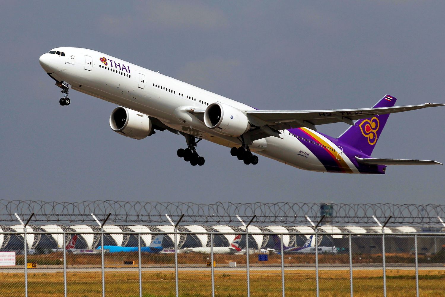 A Thai Airways Boeing 777-300ER plane takes off from Suvarnabhumi Airport in 2015. (Reuters photo)