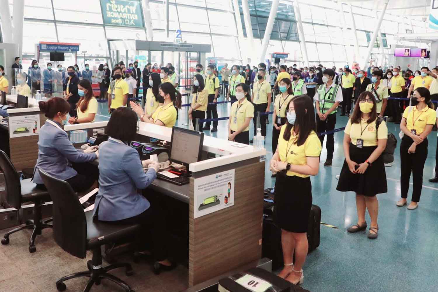 A training session at Phuket airport on Tuesday in preparation for the reopening of the island province on July 1. (Photo: Achadtaya Chuenniran)