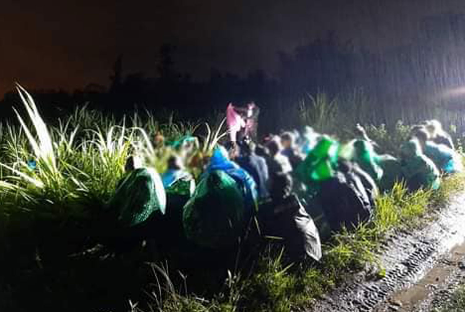 Thirty-five illegal migrants from Myanmar, with five children, spotted in Mae Sai district, Tak, after they crossed the border during heavy rain in the early hours of Friday. (Photo: Assawin Pinitwong)