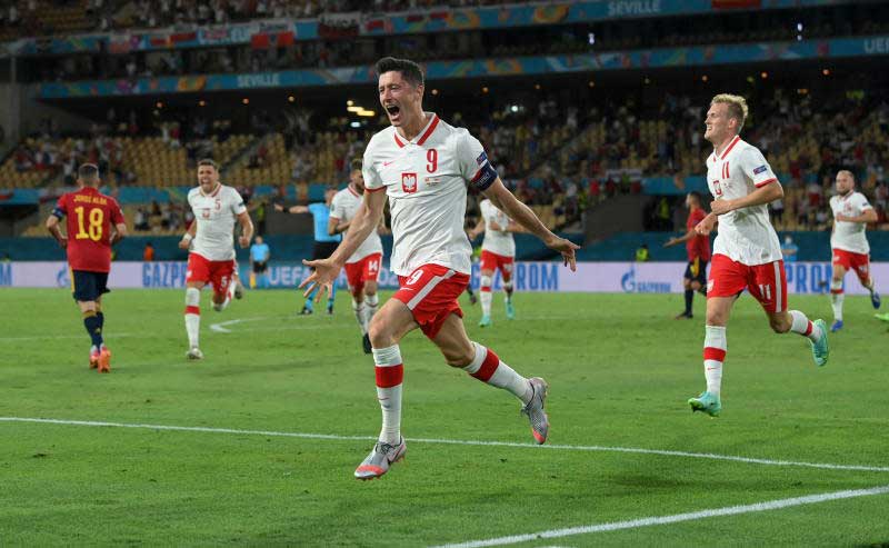 Poland's Robert Lewandowski celebrates scoring their first goal against Spain on Saturday. (Reuters photo) Poland's Robert Lewandowski celebrates scoring their first goal against Spain on Saturday. (Reuters photo)
