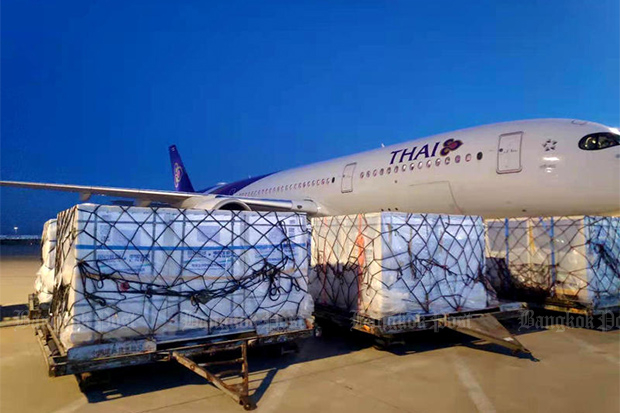 Sinopharm vaccines are unloaded from a Thai Airways International flight after the plane arrived at Suvarnabhumi airport from Beijing on Sunday. (Photo from Chulabhorn Royal Academy)