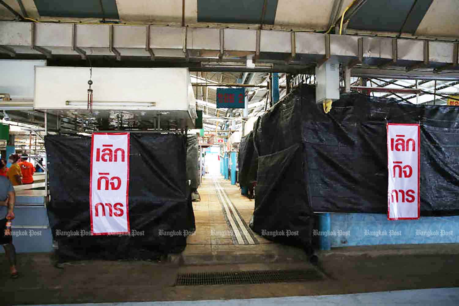 "Permanently closed" signs on stalls on Tuesday at Bang Kapi fresh market, which has been shuttered after a Covid-19 outbreak. Some vendors are making preparations to resume business after the market operator introduced measures to guarantee the health safety of vendors and customers. (Photo: Varuth Hirunyatheb)